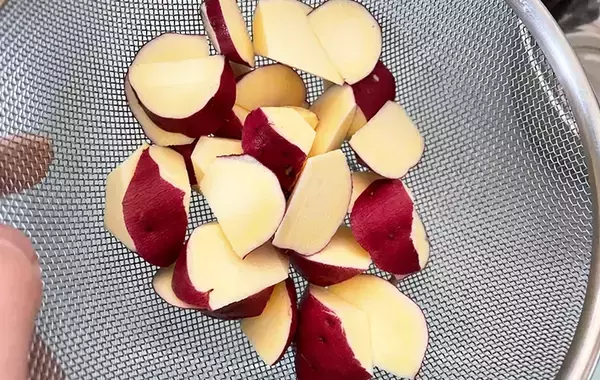 炒めたサツマイモに『大さじ1杯ずつ』　意外な味つけにしたら、子供が「これ好き！」