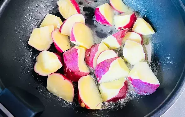 炒めたサツマイモに『大さじ1杯ずつ』　意外な味つけにしたら、子供が「これ好き！」