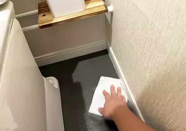 便器の『裏側』に2本のつっぱり棒を設置　3分で完成した「ミニ棚」でトイレグッズがすっきり