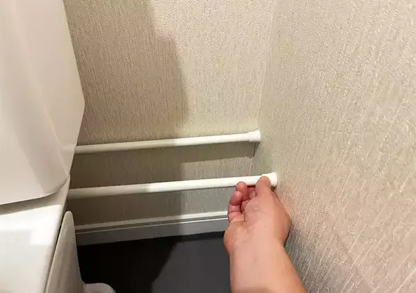 便器の『裏側』に2本のつっぱり棒を設置　3分で完成した「ミニ棚」でトイレグッズがすっきり