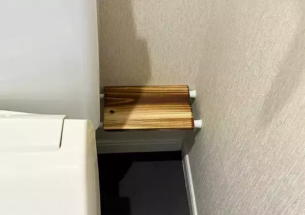 便器の『裏側』に2本のつっぱり棒を設置　3分で完成した「ミニ棚」でトイレグッズがすっきり