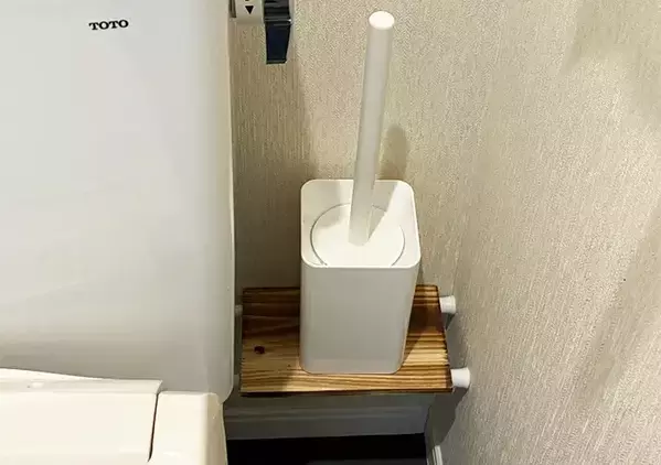 便器の『裏側』に2本のつっぱり棒を設置　3分で完成した「ミニ棚」でトイレグッズがすっきり