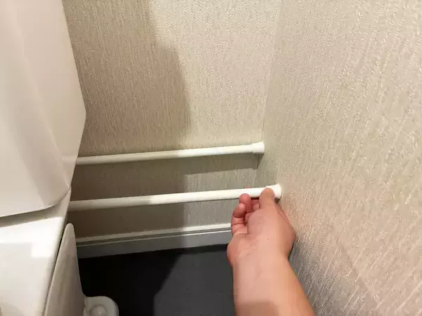 便器の『裏側』に2本のつっぱり棒を設置　3分で完成した「ミニ棚」でトイレグッズがすっきり