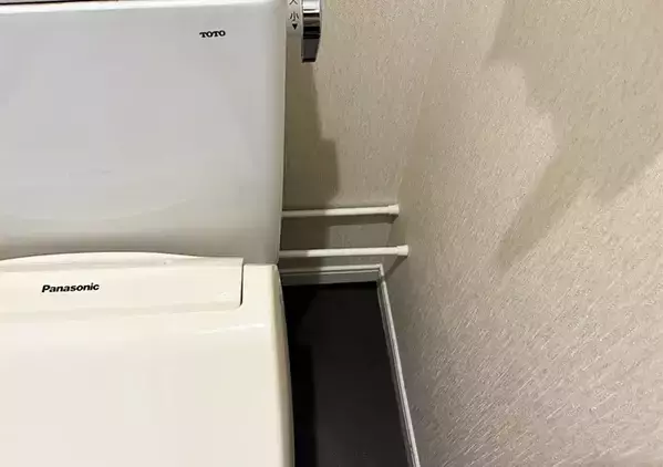 便器の『裏側』に2本のつっぱり棒を設置　3分で完成した「ミニ棚」でトイレグッズがすっきり