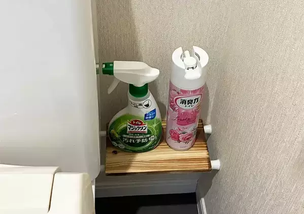 便器の『裏側』に2本のつっぱり棒を設置　3分で完成した「ミニ棚」でトイレグッズがすっきり