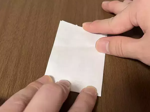 捨てる前の『レシート』を3回折ると？　できたものが、ドリンクや缶詰の開封に活躍