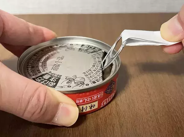 捨てる前の『レシート』を3回折ると？　できたものが、ドリンクや缶詰の開封に活躍