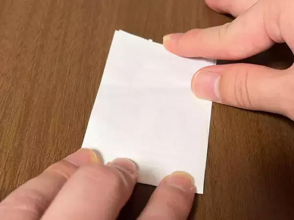 捨てる前の『レシート』を3回折ると？　できたものが、ドリンクや缶詰の開封に活躍