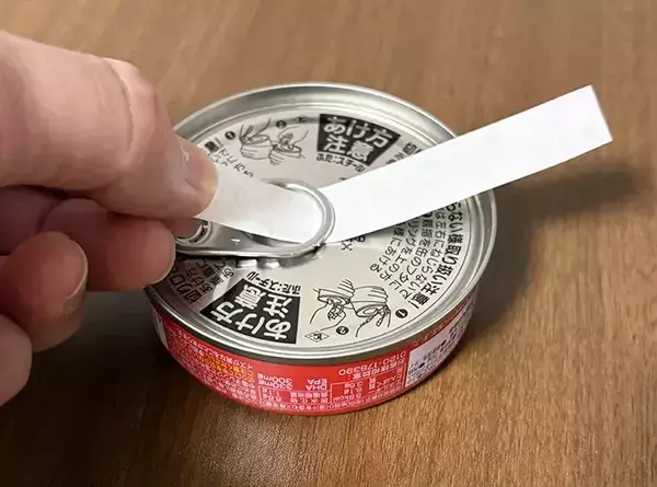 捨てる前の『レシート』を3回折ると？　できたものが、ドリンクや缶詰の開封に活躍