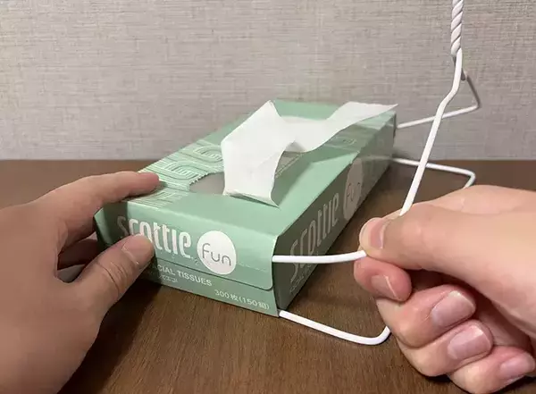 ティッシュの箱に曲げた『ワイヤーハンガー』を差し込むだけ！　収納に便利な活用術とは