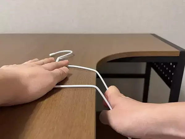 ティッシュの箱に曲げた『ワイヤーハンガー』を差し込むだけ！　収納に便利な活用術とは