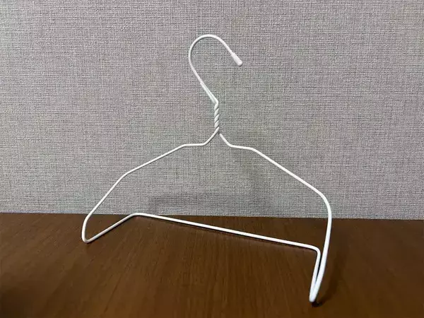 ティッシュの箱に曲げた『ワイヤーハンガー』を差し込むだけ！　収納に便利な活用術とは