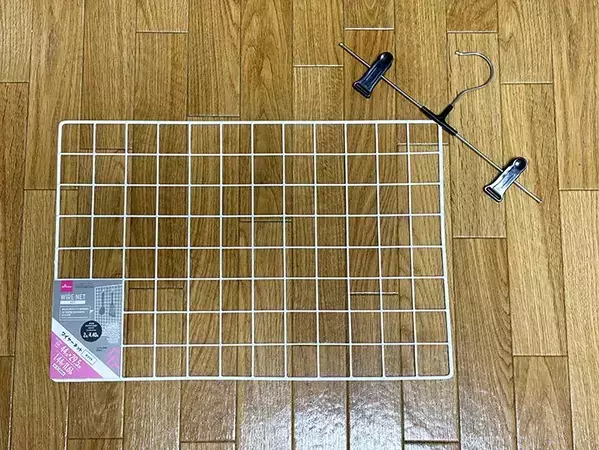 クリップハンガーで『ワイヤーネット』を吊るすと？　手軽に『吊り下げ収納』が実現できた！