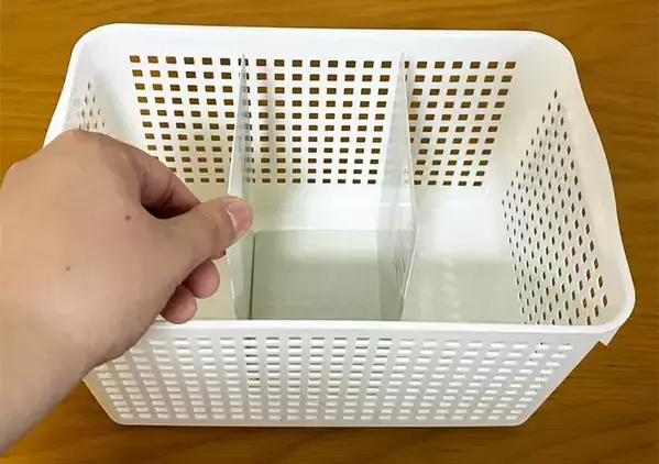 100均のバスケットに『ブックエンド』を入れたら？　使いやすさがアップする便利テク【活用2選】