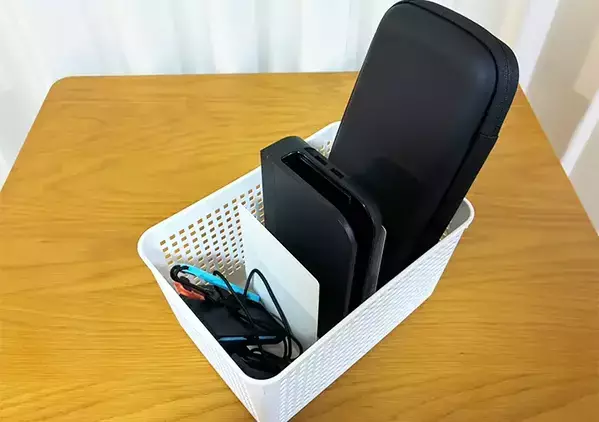 100均のバスケットに『ブックエンド』を入れたら？　使いやすさがアップする便利テク【活用2選】