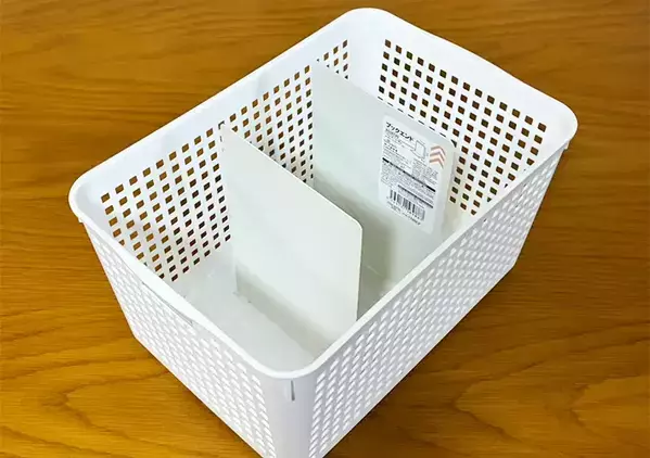 100均のバスケットに『ブックエンド』を入れたら？　使いやすさがアップする便利テク【活用2選】