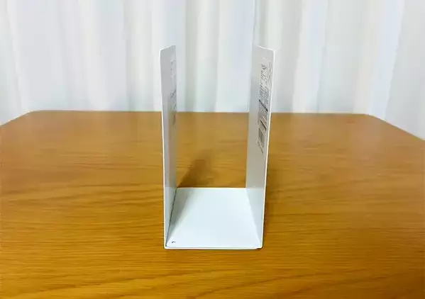 100均のバスケットに『ブックエンド』を入れたら？　使いやすさがアップする便利テク【活用2選】
