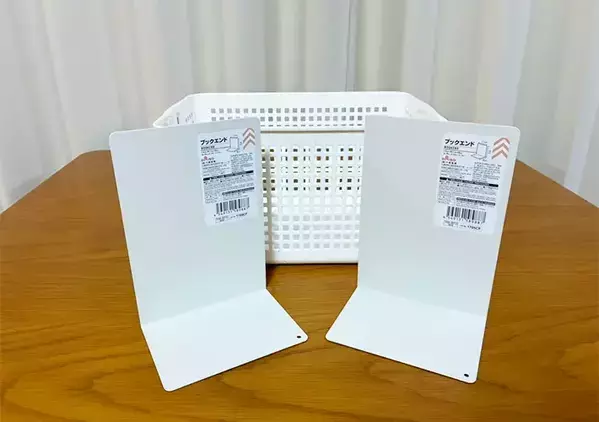 100均のバスケットに『ブックエンド』を入れたら？　使いやすさがアップする便利テク【活用2選】