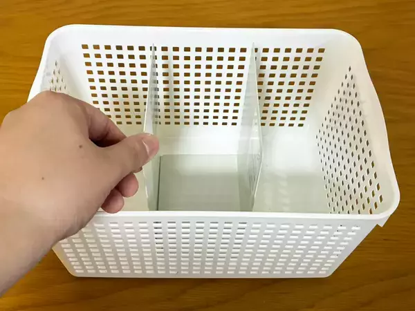 100均のバスケットに『ブックエンド』を入れたら？　使いやすさがアップする便利テク【活用2選】