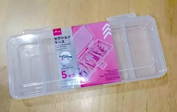 ダイソーの『透明ケース』が便利すぎ！ 5つの仕切りに弁当用ピックを収納すると？
