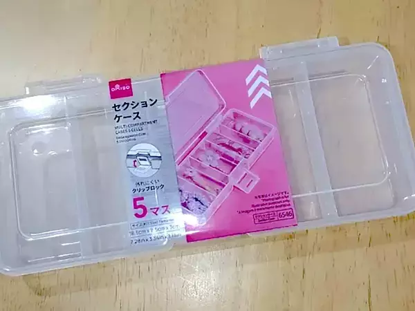 ダイソーの『透明ケース』が便利すぎ！ 5つの仕切りに弁当用ピックを収納すると？