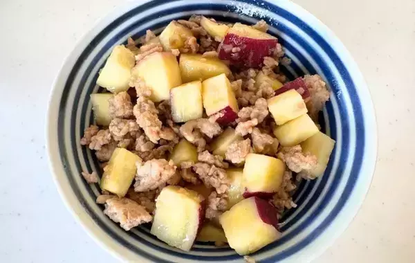 サツマイモとひき肉を炒めた『甘辛そぼろ』　食べた子供が「おかわり！」と大好評