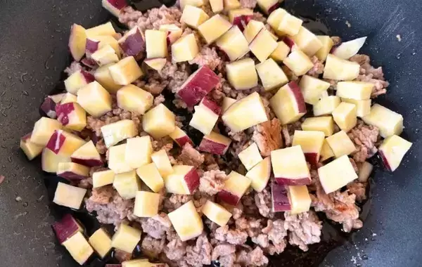サツマイモとひき肉を炒めた『甘辛そぼろ』　食べた子供が「おかわり！」と大好評