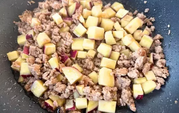サツマイモとひき肉を炒めた『甘辛そぼろ』　食べた子供が「おかわり！」と大好評