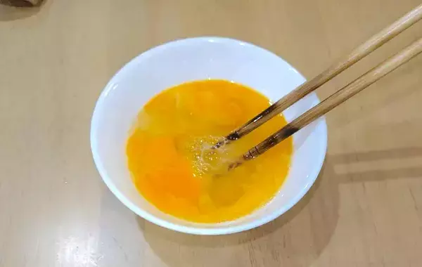 玉子焼きに『大さじ1杯ずつ』入れてみて！　砂糖なしでもしっとり甘くて「子供もパクパク」
