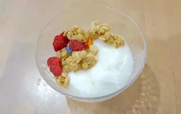 ヨーグルトに『10mL』混ぜるだけ！　ひと味違う食べ方に、子供が「何これ！おいしい」