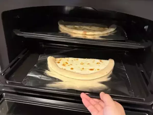 『冷凍ピザをそのまま焼くのはやめた』　焼く前の一手間で「耳までもちもち食感」
