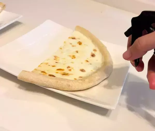『冷凍ピザをそのまま焼くのはやめた』　焼く前の一手間で「耳までもちもち食感」