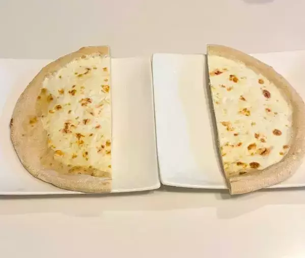 『冷凍ピザをそのまま焼くのはやめた』　焼く前の一手間で「耳までもちもち食感」