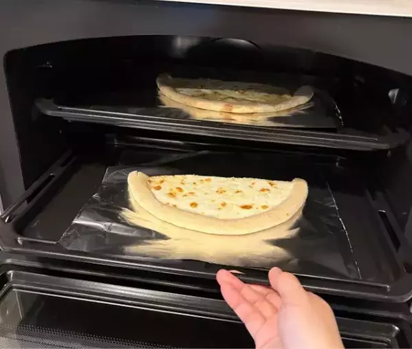 『冷凍ピザをそのまま焼くのはやめた』　焼く前の一手間で「耳までもちもち食感」