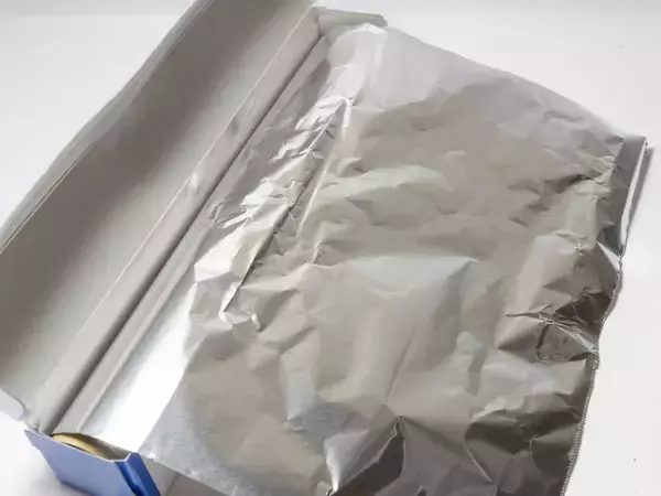 台所の『アルミホイル』をくるっと変形！　液体の詰め替えがこぼれない「即席ツール」【活用法4選】