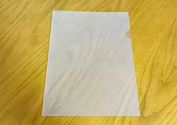 余ったクリアファイルに『2つの穴』を開けると　袋の取り出しが快適になる裏ワザとは