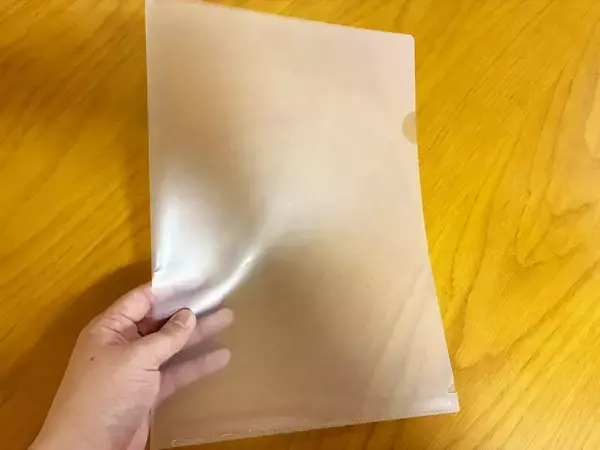 余ったクリアファイルに『2つの穴』を開けると　袋の取り出しが快適になる裏ワザとは