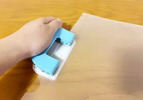 余ったクリアファイルに『2つの穴』を開けると　袋の取り出しが快適になる裏ワザとは