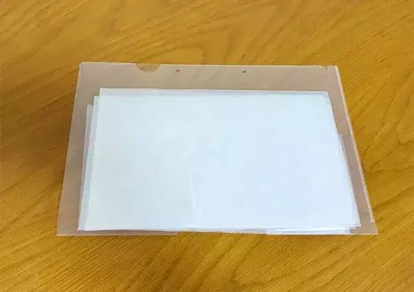 余ったクリアファイルに『2つの穴』を開けると　袋の取り出しが快適になる裏ワザとは