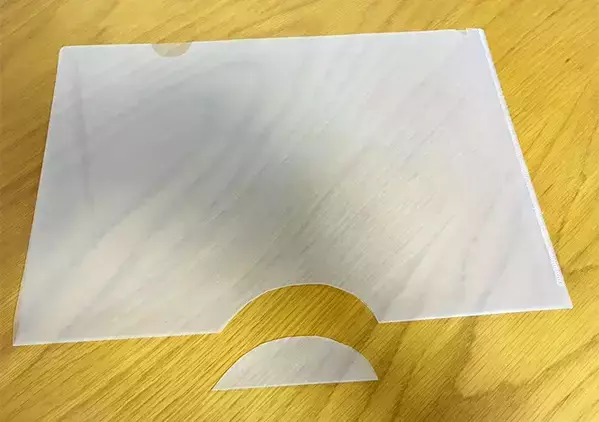 余ったクリアファイルに『2つの穴』を開けると　袋の取り出しが快適になる裏ワザとは