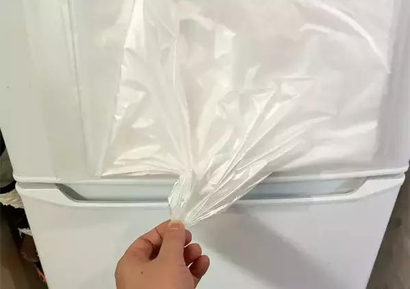 余ったクリアファイルに『2つの穴』を開けると　袋の取り出しが快適になる裏ワザとは