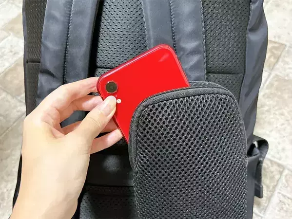 スマホをリュックにしまうの、もうやめた！　安全ピン3本で『肩紐用ポーチ』を作る方法