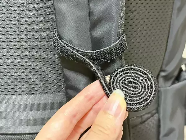 スマホをリュックにしまうの、もうやめた！　安全ピン3本で『肩紐用ポーチ』を作る方法