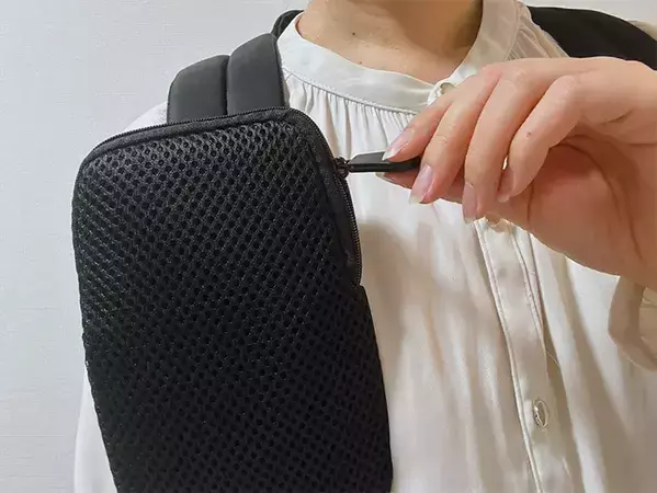 スマホをリュックにしまうの、もうやめた！　安全ピン3本で『肩紐用ポーチ』を作る方法