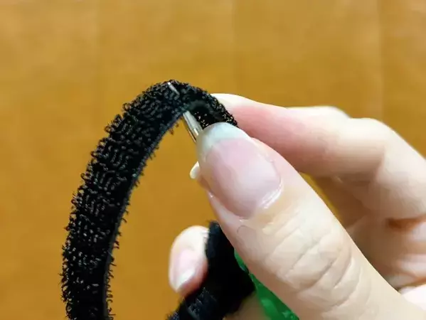 スマホをリュックにしまうの、もうやめた！　安全ピン3本で『肩紐用ポーチ』を作る方法