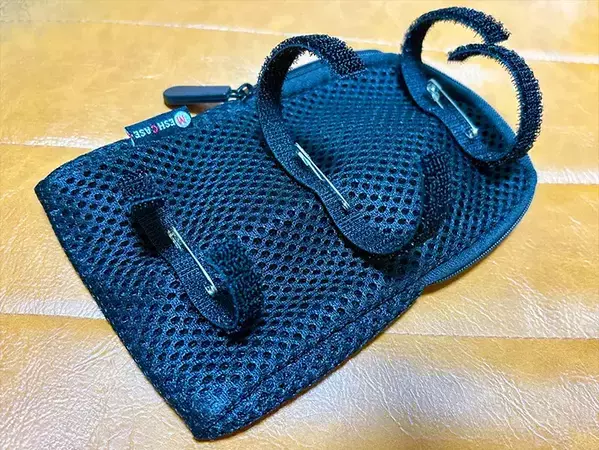 スマホをリュックにしまうの、もうやめた！　安全ピン3本で『肩紐用ポーチ』を作る方法