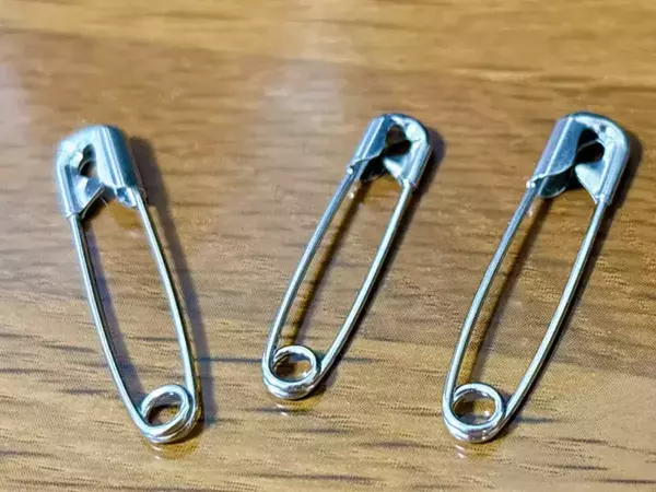 スマホをリュックにしまうの、もうやめた！　安全ピン3本で『肩紐用ポーチ』を作る方法