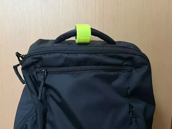 【セリア】ファスナータブ、バッグにつけるだけじゃない！　傘、充電ケーブルに…便利な活用法