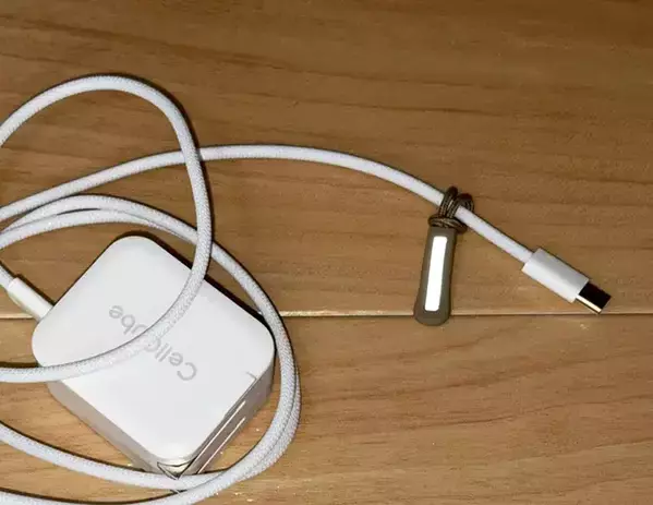 【セリア】ファスナータブ、バッグにつけるだけじゃない！　傘、充電ケーブルに…便利な活用法