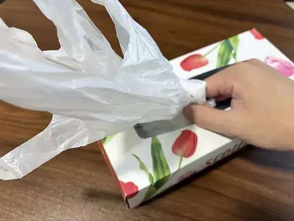 『ティッシュの箱』1個で整理がラクに！　袋を「入れるだけ」の裏ワザ